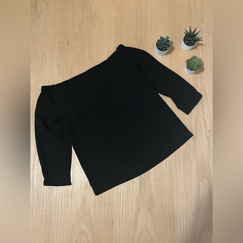 Aritzia Babaton Rodrigo Cold Shoulder Blouse In Black - Picture 4 of 9